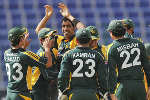 Umar Gul is congratulated by team-mates after removing Shane Watson, Pakistan v Australia, 3rd ODI, Abu Dhabi, April 27, 2009