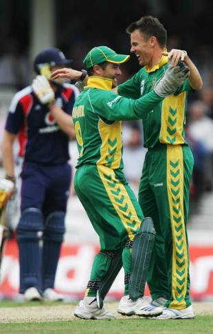 Mark Boucher congratulates Johan Botha on the wicket of Ian Bell, England v South Africa, 3rd ODI, The Oval, August 29, 2008