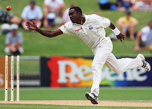 Jerome Taylor stretches in vain to stop the ball, New Zealand v West Indies, 2nd Test, Napier, 2nd day, December 20, 2008